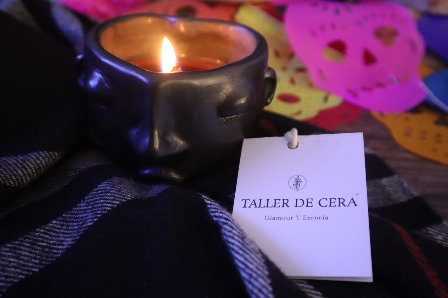 🕯️Vela Artesanal en Taza de Barro Negro - Rostro Ancestral