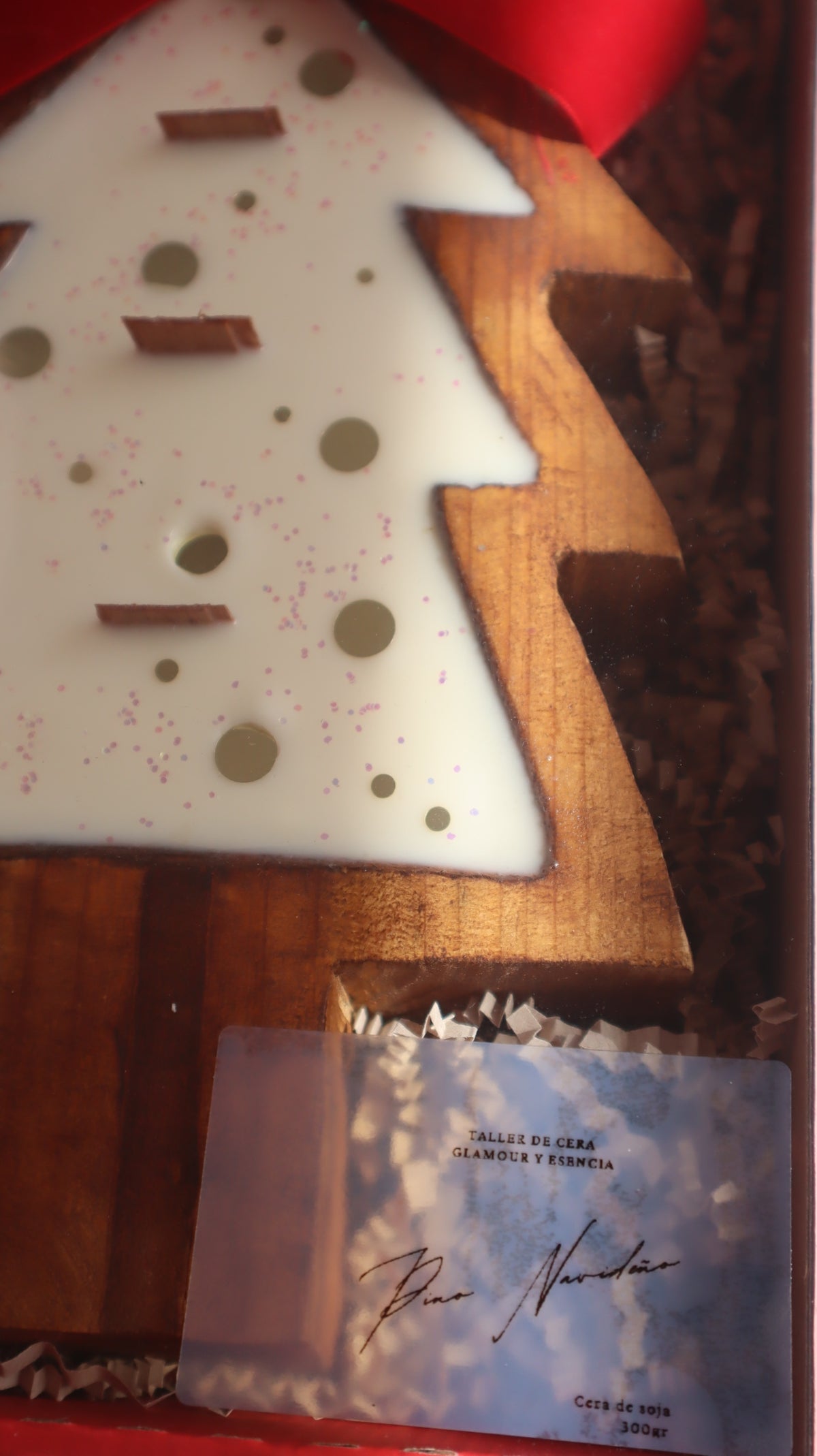 Vela de pino en cuenco aromático de madera